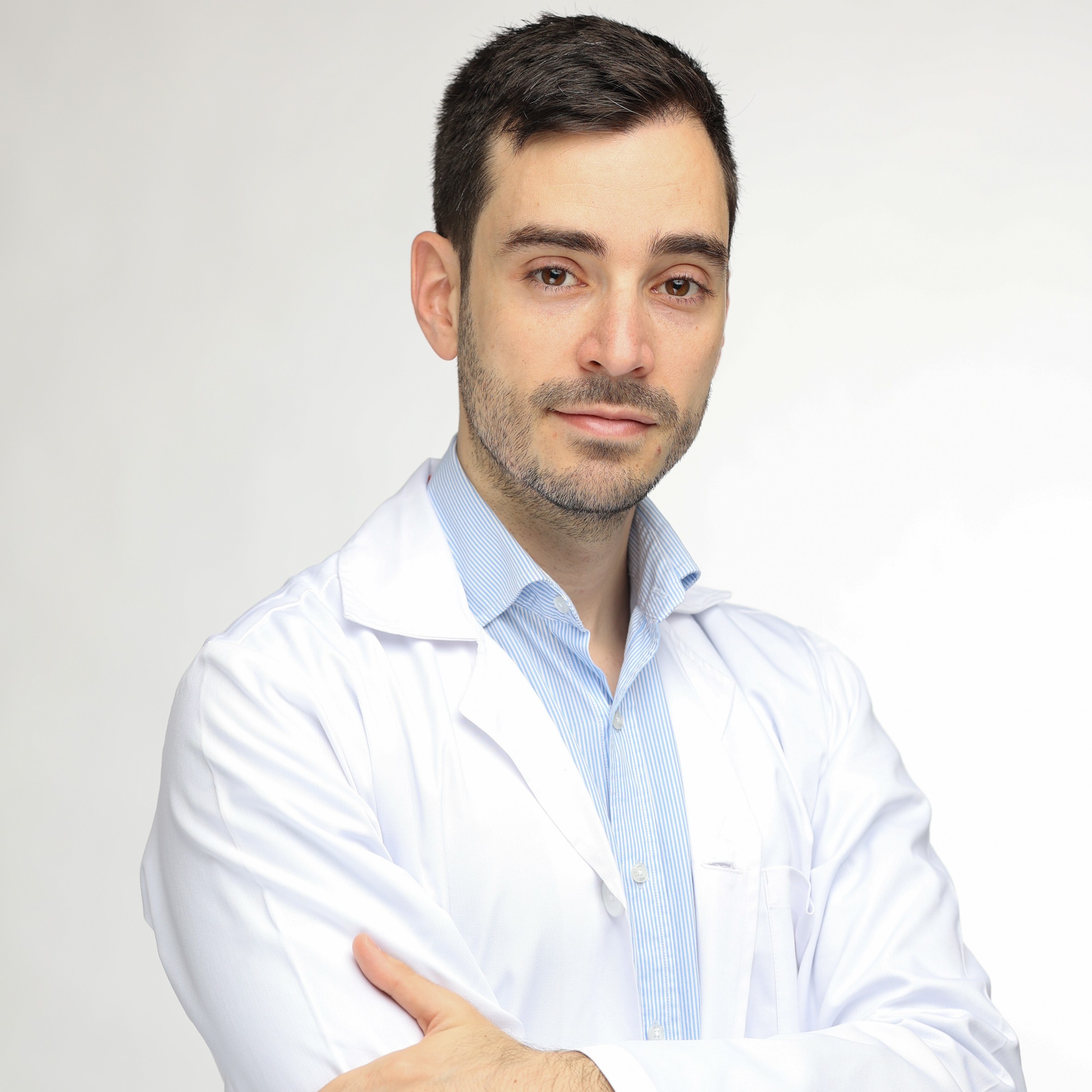 Dr. Tonet Serés en su consulta de Zaragoza